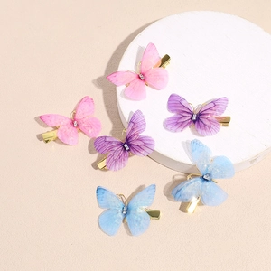 Details von Schmetterling-Haarspangen mit doppellagigem Tüll und funkelnden Strasssteinen