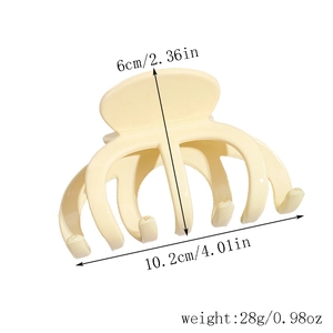 Vue détaillée des dimensions d'une pince à cheveux crème mesurant 10,2 cm de long