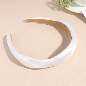 Détail d'un serre-tête épais en satin blanc avec doublure antidérapante beige