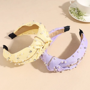Serre-tête à nœud élégant avec perles blanches et chaîne strass en jaune et violet