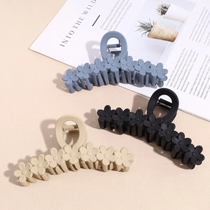 Three-piece set of 13cm matte flower hair claws in blue, black and beige colors