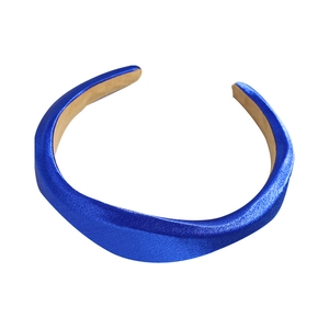 Serre-tête rembourré en satin bleu avec éclat métallique et doublure antidérapante