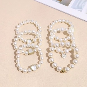 Set de 6 elegantes gomas de pelo de perlas con dijes dorados y colgantes de corazón