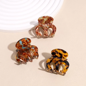 Lot de 3 pinces à cheveux en acétate aux motifs ambre et marbre sur plaque de pierre