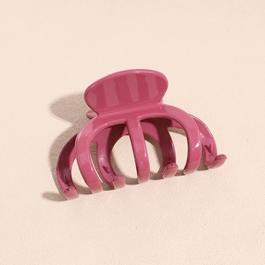 Gros plan sur la pince à cheveux pieuvre en vieux rose élégant avec finition brillante