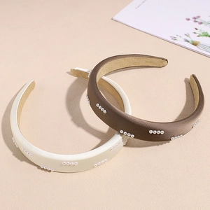 Set di cerchietti in raso imbottiti con perle in bianco sporco e marrone caffè elegante