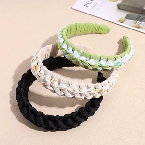 Serre-têtes tressés à fleurs en vert, beige et noir satiné pour un look chic et élégant