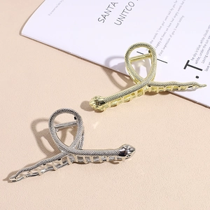 Pinces à cheveux serpent en or et argent avec texture d'écailles et finition métallique chic