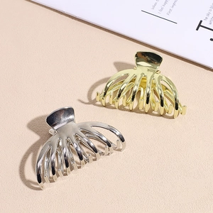 Lot de pinces à cheveux en métal doré et argenté avec une finition polie miroir