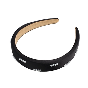 Elegante cerchietto largo in raso nero con perle bianche e fodera antiscivolo per donna