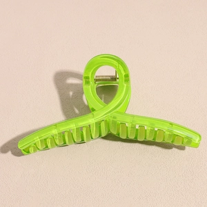 Détail de la pince à cheveux crabe de 13 cm en acrylique vert translucide à ressort doré