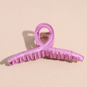 Vue macro détaillée de la pince à cheveux violette translucide en résine avec ressort doré