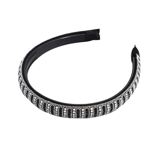 Padded headband with black and white rhinestones, pearls and non-slip inner teeth