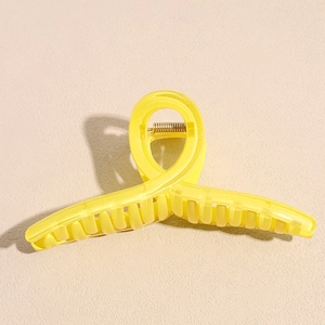 Détail de la pince à cheveux jaune translucide de 13cm avec ressort en métal robuste