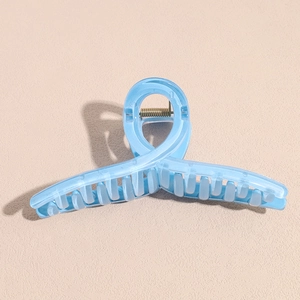 Détail d'une pince à cheveux de 13cm bleu clair translucide avec ressort en argent