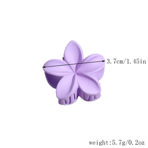 Détail de la petite pince à cheveux fleur mauve avec dimensions de 3,7 cm et poids de 5,7 g