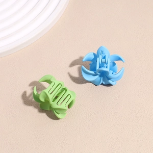 Petites pinces à cheveux en forme de fleur bleu ciel et vert avec finition mate