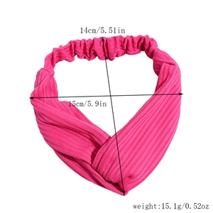 Détail du bandeau torsadé rose vif montrant les dimensions et la texture côtelée élastique