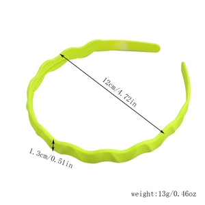 Detail view showing dimensions of a matte wavy headband with non-slip inner teeth