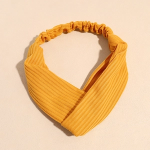 Gros plan du bandeau de yoga jaune moutarde en maille côtelée avec nœud croisé
