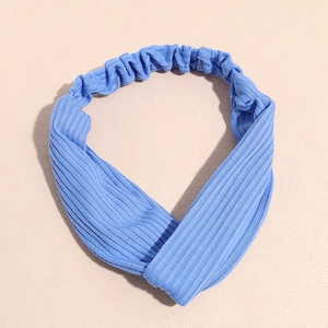 Détail d'un bandeau en tricot côtelé bleu clair avec torsion croisée et bande élastique