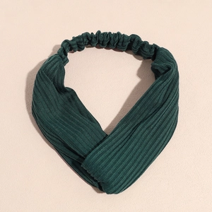 Détail du bandeau de yoga tricoté vert foncé avec texture en tissu côtelé élastique