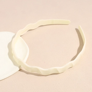 Detail of cream wavy matte headband with non-slip inner teeth for secure hair styling