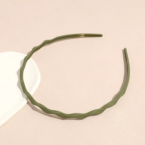 Detail shot of army green wavy zig-zag headband with non-slip teeth for secure grip