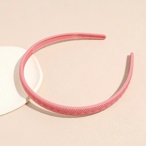 Macro view of pink matte headband with woven texture and anti-slip teeth detail