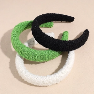 Trois serre-têtes en laine d'agneau pelucheuse noir, vert et blanc pour le style hiver