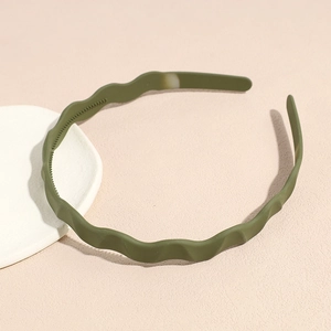 Close-up of olive green matte wavy headband featuring internal non-slip teeth for secure grip