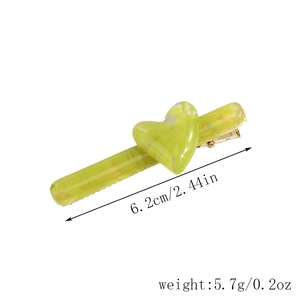 Détail de la pince à cheveux cœur vert avec texture marbrée et longueur de 6,2 cm