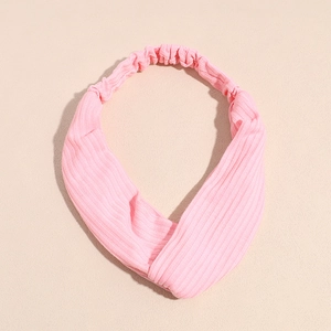 Détail du bandeau tricoté rose avec nœud croisé torsadé et texture élastique douce