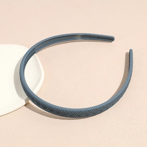 Detail of grey-blue matte headband with wave woven texture and non-slip inner teeth