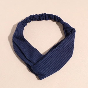 Gros plan d'un bandeau en maille côtelée bleu marine avec torsion et élastique