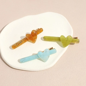 Set de 3 barrettes cœur en ambre, vert et bleu avec une texture effet marbré chic