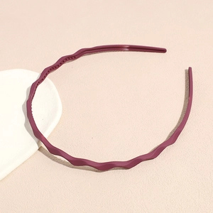 Detail showing the burgundy wavy headband with matte finish and non-slip inner teeth