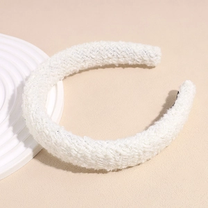 Détail d'un serre-tête blanc en peluche épaisse avec texture douce et doublure noire