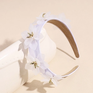 Serre-tête large blanc élégant avec fleurs 3D en résine et perles dorées brillantes
