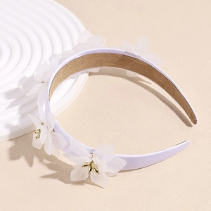 Serre-tête élégant en satin blanc avec grandes fleurs en tissu et détails dorés