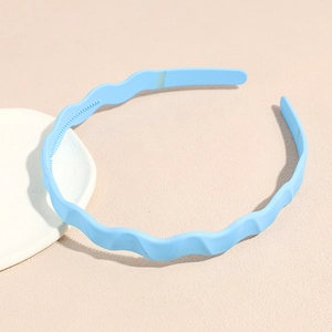 Detail of light blue wavy headband featuring inner anti-slip teeth and matte finish