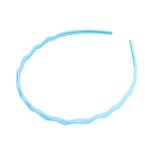 Sweet light blue wavy headband with inner teeth for girls, trendy minimalist hair accessory