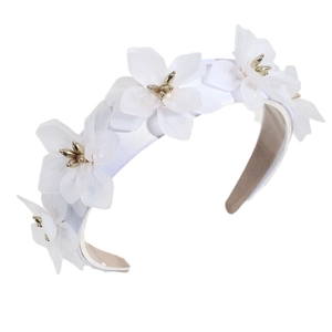 Serre-tête floral blanc élégant avec pétales translucides et détails dorés raffinés