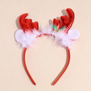 Détail d'un serre-tête de renne de Noël avec bois rouges, fausse fourrure blanche et clochette