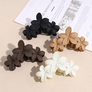Pince à Cheveux Fleurie Mate pour Femmes Pince à Cheveux Vintage Fleur de Frangipanier Grand Accessoire de Coiffure en Résine