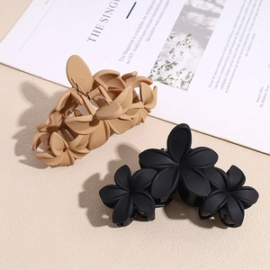 Pinces à cheveux fleurs élégantes en noir mat et beige pour coiffures chic