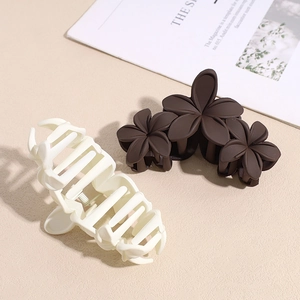 Lot de pinces à cheveux fleur café et beige mat au style minimaliste vintage