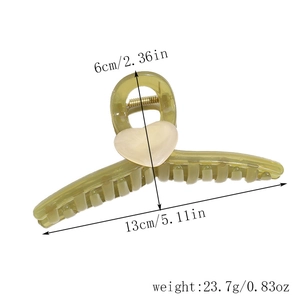 Détail de la pince à cheveux cœur vert olive de 13cm avec dimensions et poids