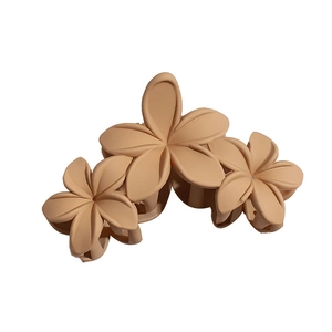 Pince à cheveux fleur de frangipanier rose mat avec triple design floral pour femme