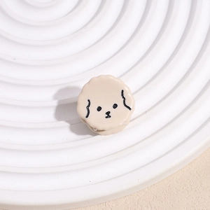 Primer plano detallado de una pinza para el cabello de perro beige sobre bandeja